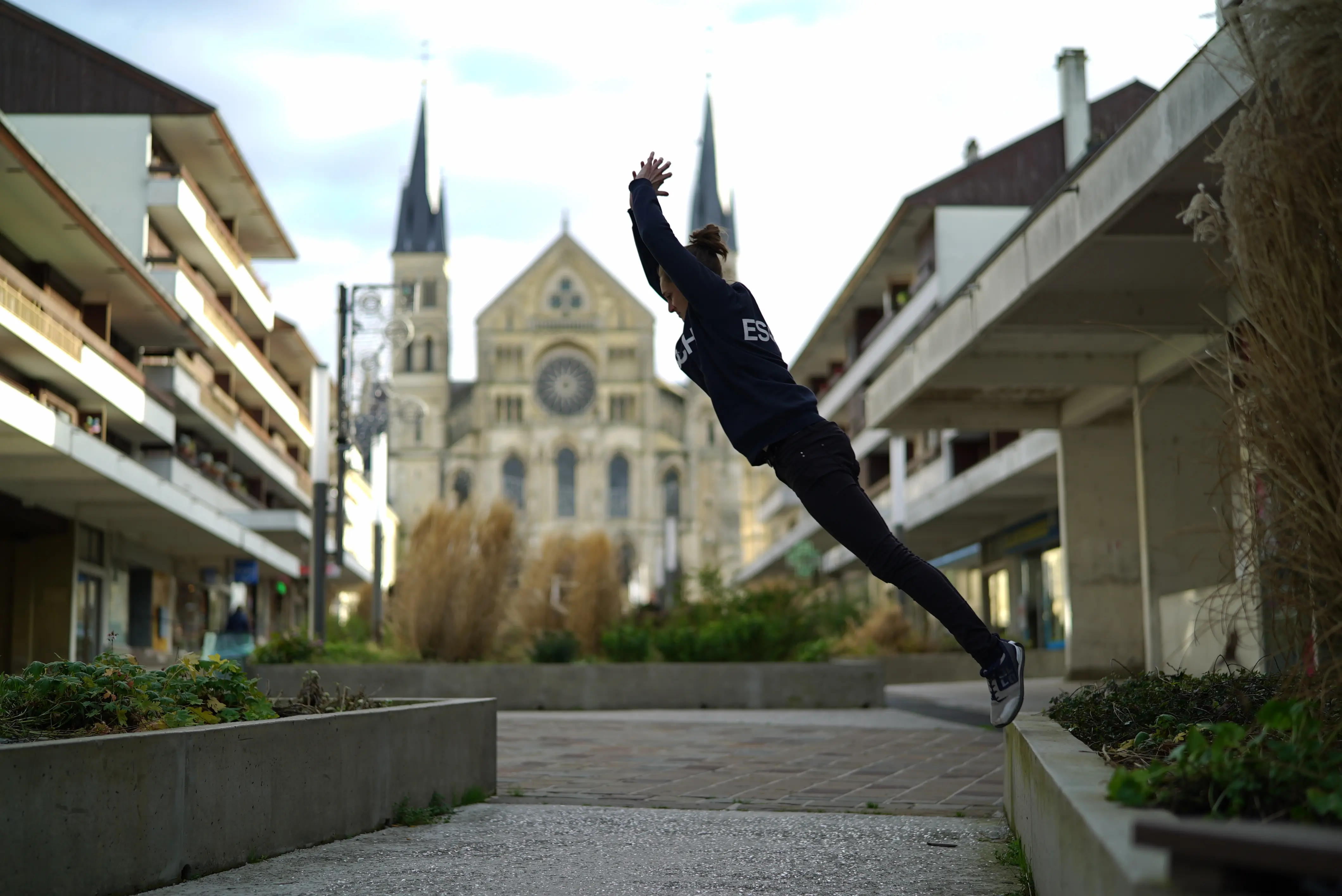 Traceuse en saut de précision devant la basilique Saint-Rémi à Reims